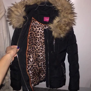 Vinterjacka  - Säljer min fina vinterjacka från Diabless, knappt använd, sitter fint på då den är figurnära och har en fuskpäls som lätt går att sätta på och ta av ✨ Frakt ingår i priser!✨Pris går att diskutera vid snabbaffär