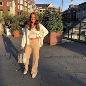 Monki - Yoko Beige Jeans  - Säljer dessa snygga jeans från monki. Använda sparsamt, storlek 25. 💜