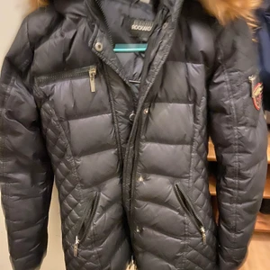 Rockandblue jacka - Endast använd en vinter. Passar även för en 34 och 38. Äkta päls. Pris kan diskuteras. Det är mellan modellen, som går över rumpan. 