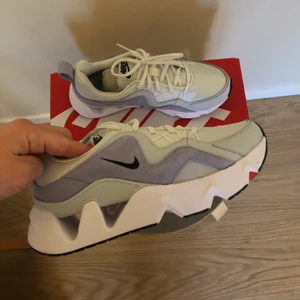 Sneakers Nike  - Svinsnygga sneakers från Nike, aldrig använda! Chunky sula och väldigt bekväma. 