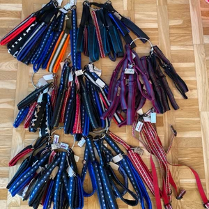 Hemma gjorda hundkoppel🐕🐕‍🦺🦮 - Massa olika koppel i olika storlek, färger och mönster. Alla är hemmagjorda! Strypkoppelna är justerbara. Såklart går det att skicka men priset beror på vilken koppel osv och ni betalar för frakten! Bara hör av er för bilder och frågor🤗 priset beror på stolek och stil! Priserna är från 70-150✨ det är endast dom färgerna o mönsterna som är på bilden som säljs❤️ Det finns även två st militär färgade halsband med en liten hals sak se på bild nummer två där min katt fick agera modell😂☺️  dom håller väldigt länge och är väldigt tåliga för dragiga hundar, regn, snö osv (alla koppel har en väldigt liten Jämtlands flagga på sig)
