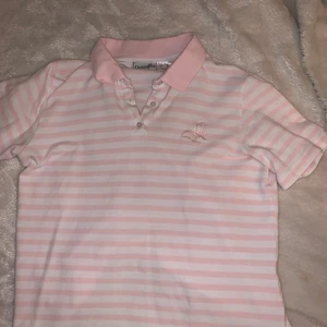 Gullig t-shirt  - Super gullig tröja som man kan styla till många outfits! Passar perfekt att ha med små söta hår accessoarer eller smycken🥰. Den är i bra skick och passar dom flesta storlekar beroende på passform man vill ha :)