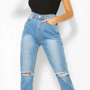Boohoo straight jeans  - Säljer de för att de var för långa. Är 1,63. Orginalförpackningen finns kvar. Dm för flera bilder. De är aldrig använda. Meddela om du vill ha flera bilder.