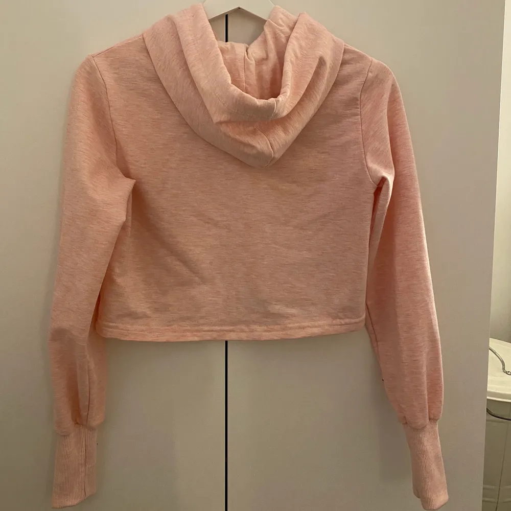 Säljer denna supersköna och snygga rosa Calvin Klein hoodie i storleken small💞 jag säljer den då den aldrig kommit till användning tyvärr! Den passar både att träna i men även att ha som en vardaglig hoodie☺️ buda i kommentarerna och hör av dig om du har frågor, frakt tillkommer även💞. Hoodies.