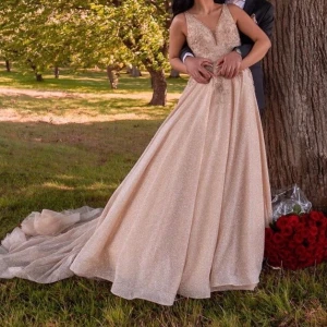 Förlovningsklänning - Orginal priset 25 000:-                                             Används vid ett tillfälle