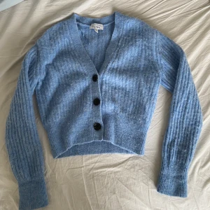 Kofta från & other stories  - Ljusblå kofta från & other stories! Frakt 60 kr