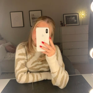Beige zebra tröja  - Helt oanvänd jättefin tröja med puffiga armar och polokrage från Gina, köpt för 300kr. Skönt material, absolut inte stickig. OBS, Kedjan tillhör inte tröjan!