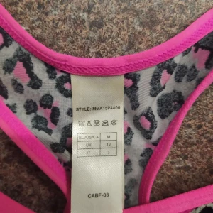 Tränings Top/bh strl M rosa leopard - Använd men i gott skick. Strl M. Rosa/grå/svart leopard.sitter bra!