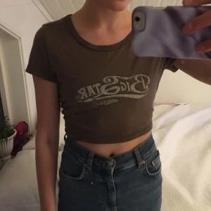 Säljer för 90kr, storlek S - Säljer denna jätte snygga och sköna tröja. Hur lång tröjan egentligen är på bild tre, men på dom två första är hur jag gillar och ha den💕 säljer för 90kr, buda i kommentarerna, har du frågor bara att skriva till mig💖💞Köpare står för frakt