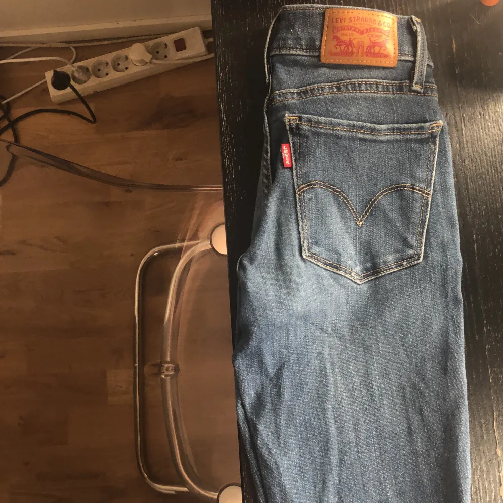 Säljer mina Levis jeans som är i väldigt bra skick i storlek 23. Hör av dig om du är intreserad eller vill se fler bilder!🤍 orginal pris: 1200kr. Jeans & Byxor.