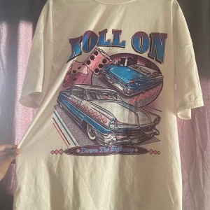 Grafisk oversized tröja  - Fin och skön oversized t-shirt. Har varit använd några gånger. Köparen står för frakten 