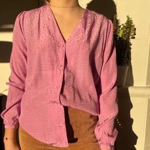 Modström Blus - St. S - Lila blus från Modström i storlek S. Jättemjukt material med broderade prickar. Fungerar fint både knäppt eller uppknäppt med något under. Ingen lapp kvar tyvärr men helt oanvänd! 💜 