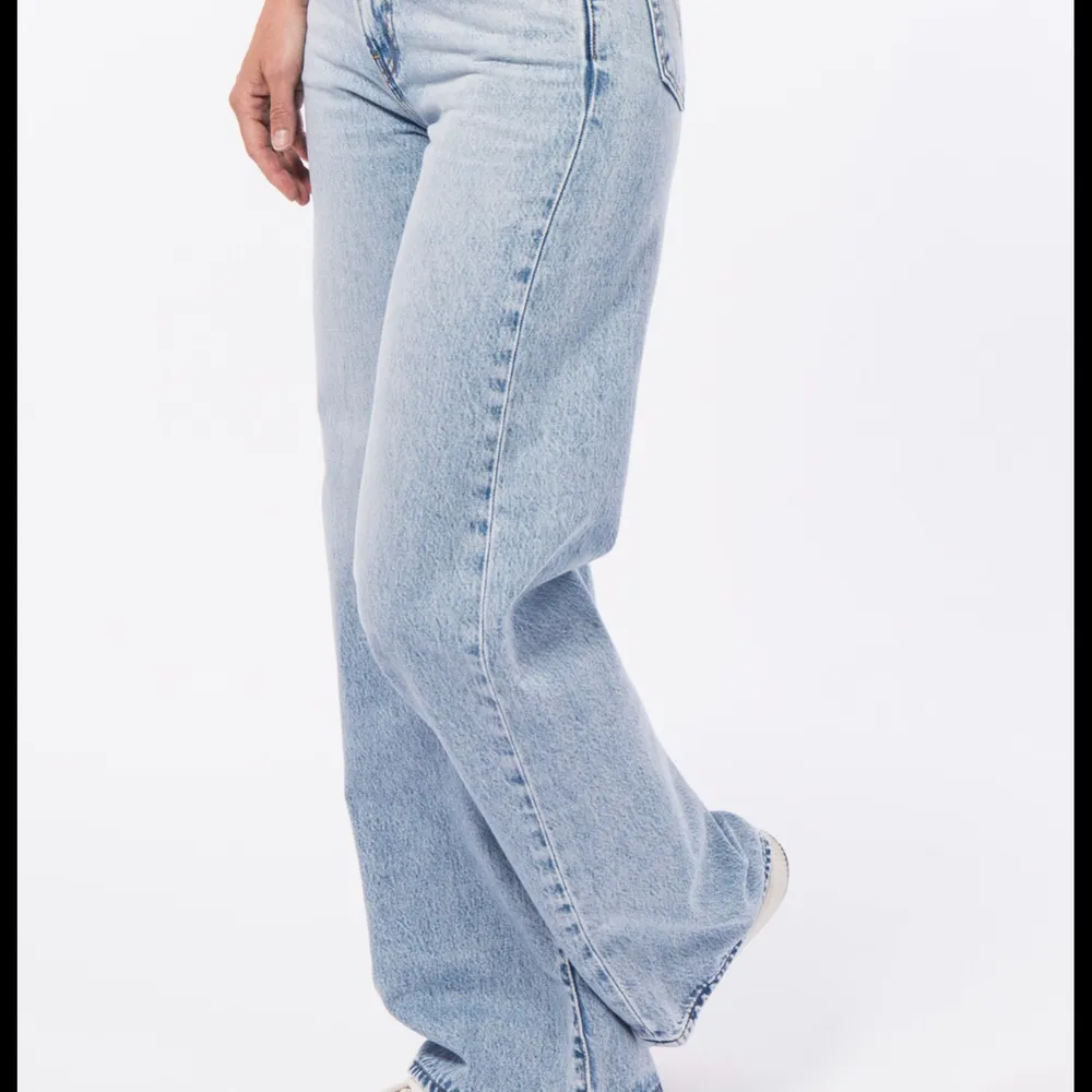 Säljer mina vida ribcage wide Levis jeans. Extremt snygga o lätta att styla och knappt använda. Har växt ur dom och kan knappt få på mig dom längre. Är långa på mig som är 176cm. Ord. Pris 1250kr. Jeans & Byxor.