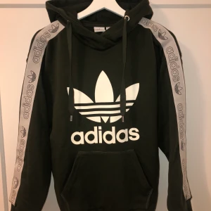 Adidas hoodie  - Helt ny adidas hoodie med revär på armarna, storlek XS. Nypris vad 799kr