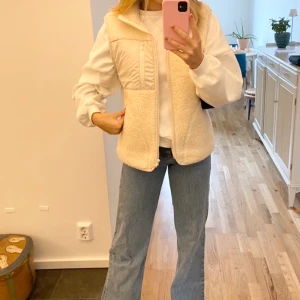 Teddy väst  - Supersnygg Teddy väst från stayhard. Västen är från herravdelningen men passar mig superbra! Nypris: 499kr. Storlek S (minsta storleken). Använd två ggr kanske, bra skick.