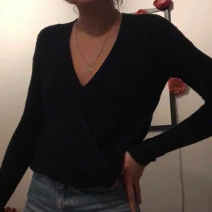 Snygg stickad omlott tröja  - Säljer denna fina stickade tröja ifrån hollister. Den är i storlek XS och säljer då den inte är min stil längre:)kontakta mig vid frågor eller intresse🤎🤎