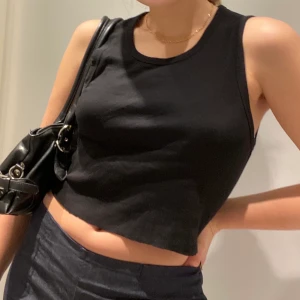 Jättesnyggt svart linne  - Perfekt passform på detta! Snyggt till allt💕frakt på 42 eller så möts vi på söder 🎀