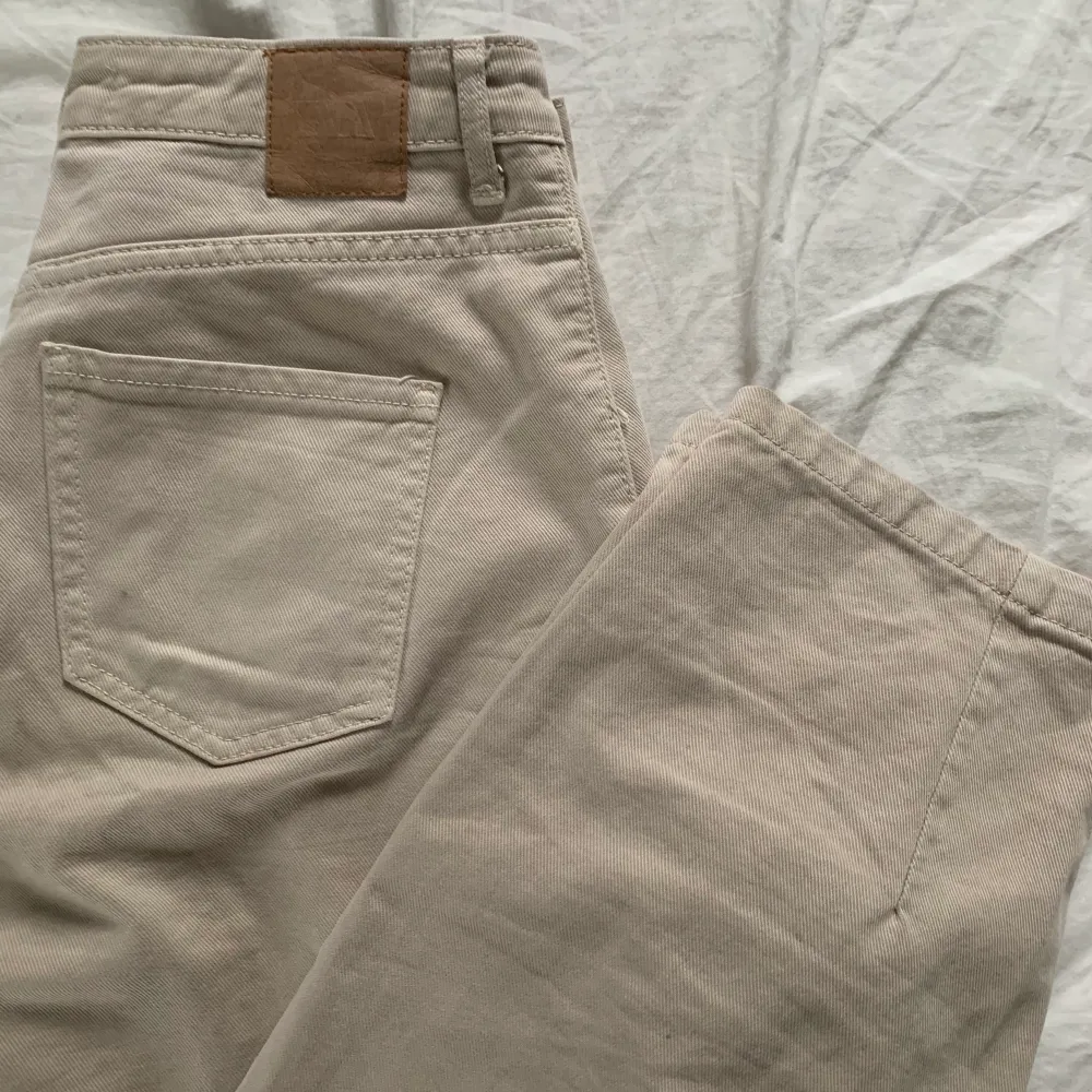 Coola beiga 90-tal baggy jeans från Zara, knappt använda 🥺 Köpta för 399kr, säljer för 189kr eller bud. Kan mötas upp eller skicka (+frakt då!)🥺. Jeans & Byxor.