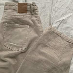 Coola beiga 90-tal baggy jeans från Zara, knappt använda 🥺 Köpta för 399kr, säljer för 189kr eller bud. Kan mötas upp eller skicka (+frakt då!)🥺