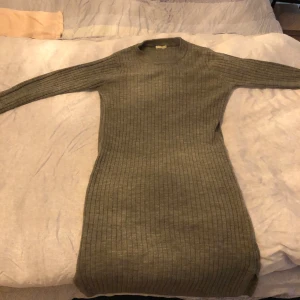 Klänning och tröja S - Används bara några gånger