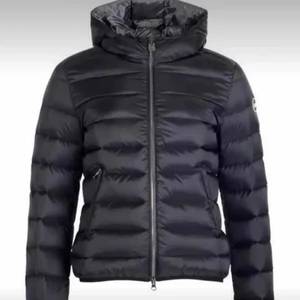 Colmarjacka - Säljer min colmar jacka som är i toppen skick, storlek S men den passar även en M, VID SNABBKÖP KAN JACKAN SÄLJAS FÖR 1500💕💕