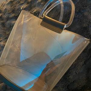 Genomskinlig väska från Zara, används ej därav jag säljer. Som ny. 🥰🥰🥰