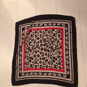 VINTAGE HALSDUKAR - tunt och silkigt material, kan användas som toppar, hårband osv. Paketpris om du köper flera (finns fler uppe!)