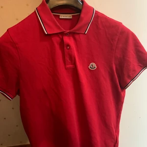 Moncler pike - Köpt i Nk för 2199 kr som jag använde under sommaren men de är daxs att sälja den🙃