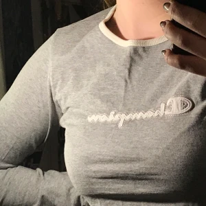 Grå Champion tröja - Grå cropped champion tröja med rosa detaljer💕       Avklippt av mig