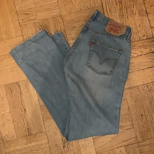 Levis jeans 501 - 501or med storlek 30/34. Tror däremot att den tidigare ägaren har sytt upp de i benen så skulle säga att de nu är ca 32 i ben. Har gjort två hål där det suttit ett snöre tidigare som man använder för att dra åt de i midjan. Lite slitna. Skriv privat för mer bilder osv💗