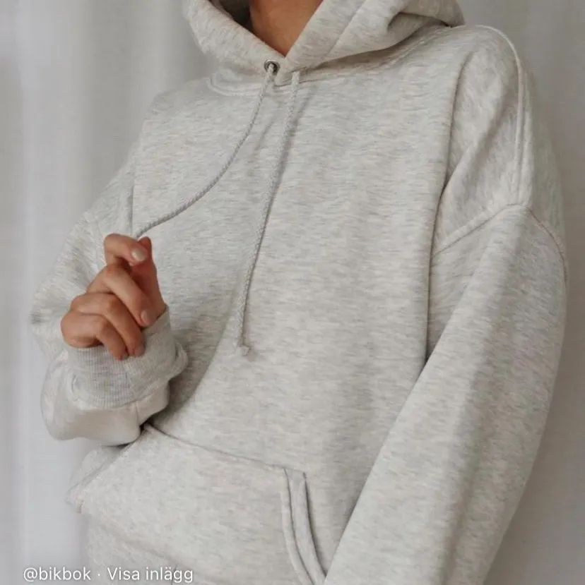 Jättefin och mjuk populär grå hoodie från BikBok💕  Hoodien är i storlek S men är i en oversized modell. Säljer då den oftast ligger i gaderoben 💘(Fler bilder kan skickas om du vill). Hoodies.