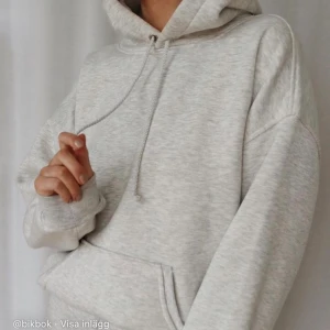 Grå hoodie - Jättefin och mjuk populär grå hoodie från BikBok💕  Hoodien är i storlek S men är i en oversized modell. Säljer då den oftast ligger i gaderoben 💘(Fler bilder kan skickas om du vill)