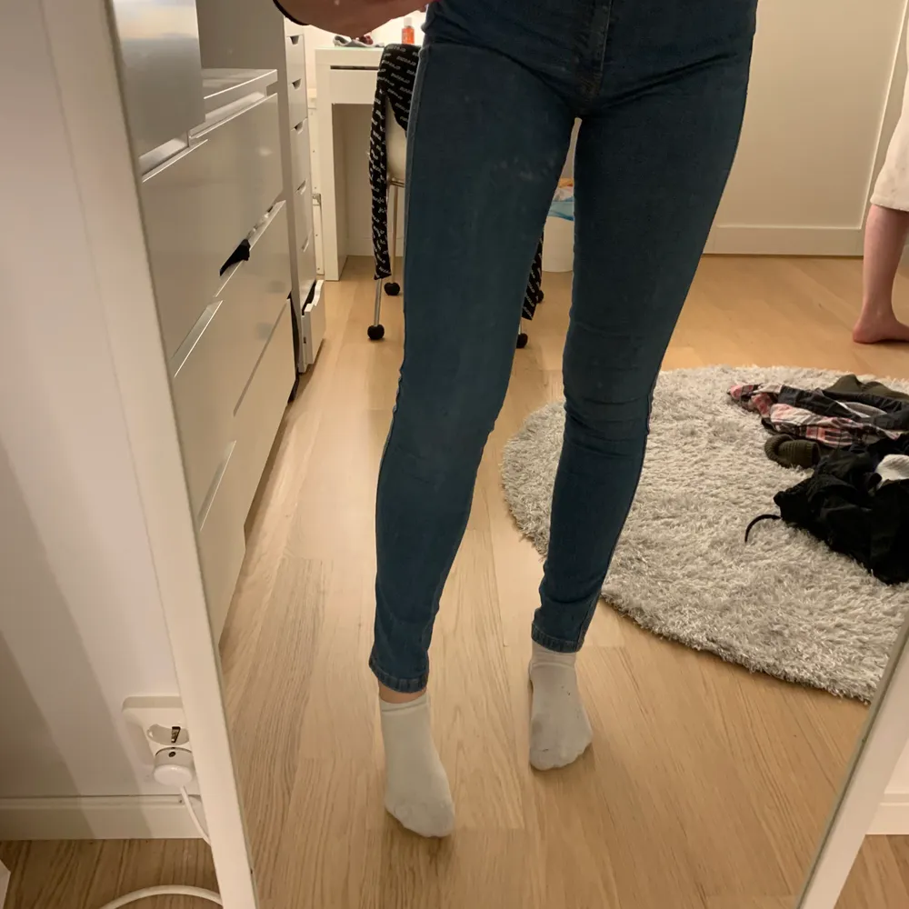 Blåa Dr. Denim jeans. Köpta på Dr. Denims egna butik i Göteborg. Modellen heter Lexy och färgen är Atlantic blue. Använda ett fåtal gånger men är i fint skick! Byxorna är i storlek 36 men passar också för en 38 då de är väldigt stretchiga. Nypris: 600 kr . Jeans & Byxor.
