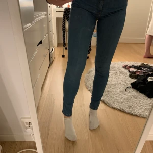 DR DENIM JEANS  - Blåa Dr. Denim jeans. Köpta på Dr. Denims egna butik i Göteborg. Modellen heter Lexy och färgen är Atlantic blue. Använda ett fåtal gånger men är i fint skick! Byxorna är i storlek 36 men passar också för en 38 då de är väldigt stretchiga. Nypris: 600 kr 