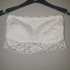 Fin top från H&M - Väldigt fin vit top från H&M, köpte den detta sommar och använde max 2 gånger. Nypris var 149kr. Den är paddad och man kan lätt ta ut paddarna. Pris + frakt 💫