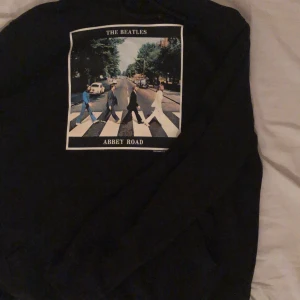 The Beatles hoodie  - Använd några få gånger men den har Inge slitningar. Så gott som ny. 
