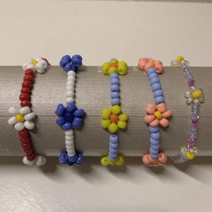 🌼🌸Handgjorda armband🌸🌼 - Tillverkar dessa jättefina armbanden! Tråden är elastisk, därav passar armbanden dem flesta⚡️💛  Limmas även för extra hållbarhet! Frakt +11kr📮