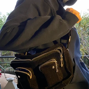 Nunoo bag - Säljer en nästan oanvänd supersnygg väska ifrån Nunoo ❣️ inga defekter och är som ny! Frakt inkluderad. KÖP KÖP KÖP ✨