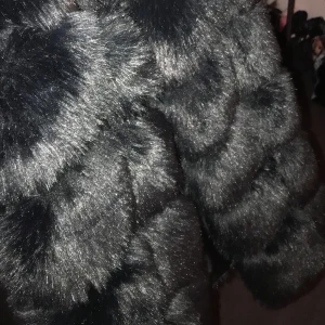 Päls Väst faux fur - Pälsväst storlek S ny pris 799kr helt oanvänd och ny