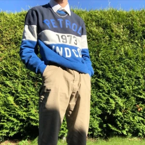 Vintage sweatshirt - Jag har använt tröjan fåtal gånger. Buda i kommentarerna om fler personer är intresserade. Frakten ingår!