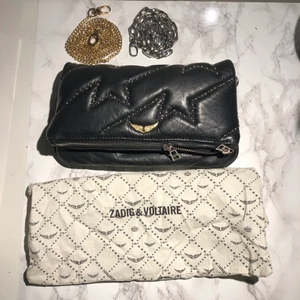 Zadig voltaire väska - Fin väska som jag köpte 2019. Inga större tecken på använd, fint fint skick! Nypris för väskan 3999kr. Kedjor, dustbag ingår i priset!