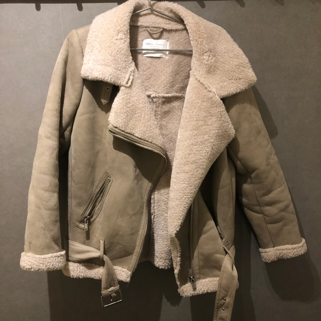 Beigegrå pilotjacka från Zara