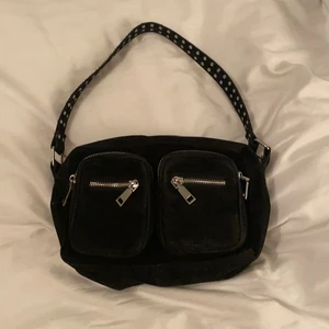 Noella väska - Jag säljer min noella väska som knappt andvänds! Den är i super bra skick men har tyvärr inte kommit till andvändnig.  Kontakta mig ifall du är intresserad av att köpa!🌸🤍 jag säljer den för 250 inklusive frakt!🥰