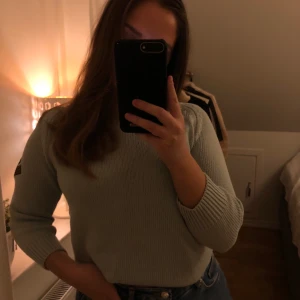 Stickad från Monrow - Superskön och stickad tröja från Monrow i en grön fin färg. Skönt material och modellen lite kortare i armarna👛👛 (Kan mötas i Hbg men även frakta, isåfall står köparen för frakten) 