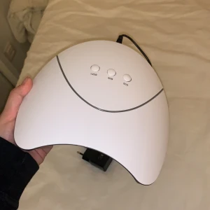 UV - lampa  - Uv lampa där man kan välja att härda i 60, 90 eller 120 sekunder. Tar ganska lång tid att härda men den fungerar bra.