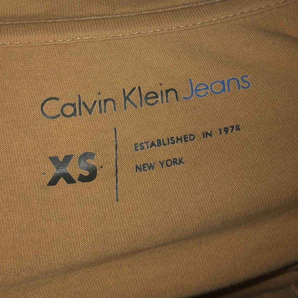 Beige Calvin Klein t-shirt i strl XS. Använd 1 gång och i mycket gott skick. Köparen står för frakten och pris kan diskuteras.. T-shirts.