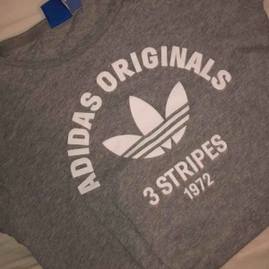  - En adidas T-shirt knappt använd äkta och gott som ny
