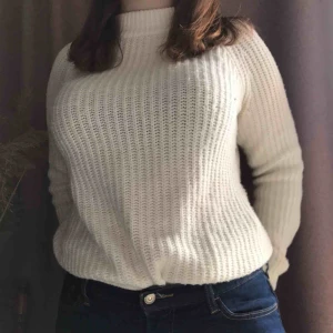  - Vit stickad tröja i xs med bra passform som stolek M