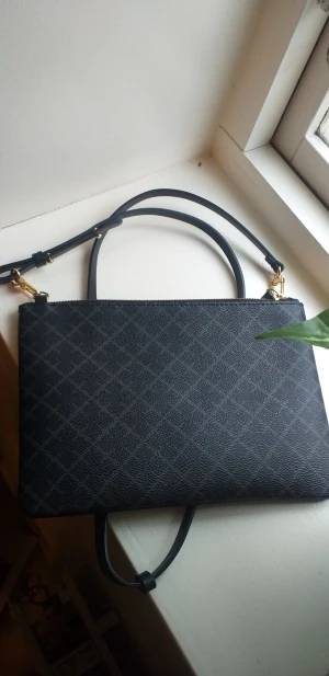 Väska - Fin väska från Malene Birger med snyggt mönster i mörkare färg, använd ett fåtal gånger och bra förvaring!