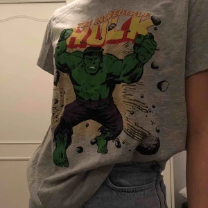  - Cool hulken tröja i storlek L. Jag är XS och den passar super på mig också!